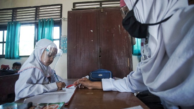 Foto: Aktivitas Siswa SD di Sumsel setelah Diizinkan Kembali Sekolah (128245)