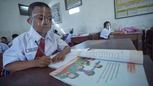 Foto: Aktivitas Siswa SD di Sumsel setelah Diizinkan Kembali Sekolah (128246)