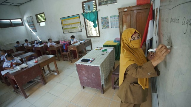 Foto: Aktivitas Siswa SD di Sumsel setelah Diizinkan Kembali Sekolah (128247)