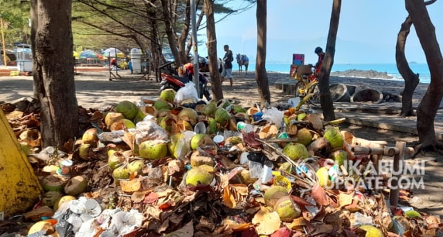 Tumpukan sampah menumpuk di Tempat Penampungan Sementara (TPS), di objek wisata Pantai Citepus Istana Presiden Kabupaten Sukabumi, sebelum diangkut petugas kebersihan, Selasa (25/8/2020). | Sumber Foto:Nandi