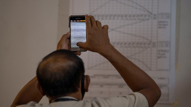 Petugas melakukan simulasi rekapitulasi secara elektronik Pemilihan Kepala Daerah (Pilkada) serentak 2020 di Komisi Pemilihan Umum (KPU), Jakarta, Selasa (25/8). Foto: Aditya Pradana Putra/ANTARA FOTO