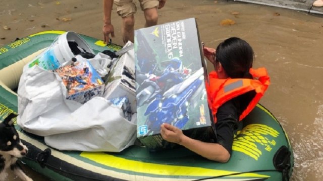 Seorang Cewek Nekat Terobos Banjir demi Selamatkan Gundam Milik Pasangan dok Weibo