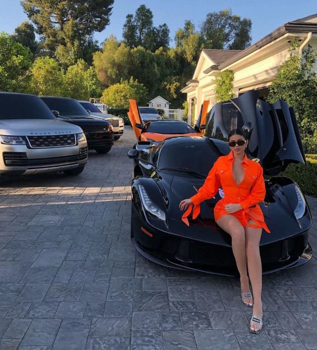 Kylie berpose di depan mobil mewahnya (Foto: Instagram/kyliejenner)