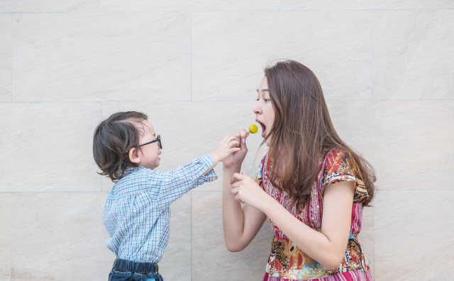 Ilustrasi makan permen lolipop. Foto: Shutterstock