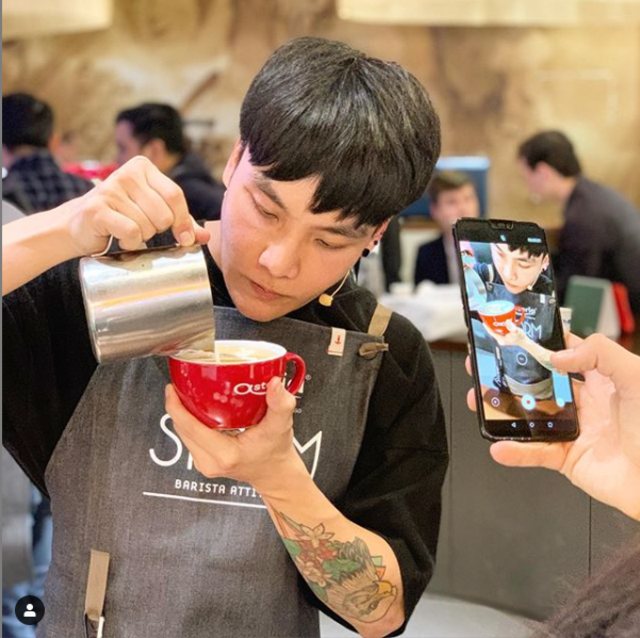 Arnon Thitiprasert, barista Flash Coffee asal Thailand (Juara Seni Latte Dunia 2017) Foto: Dok.FlashCoffee