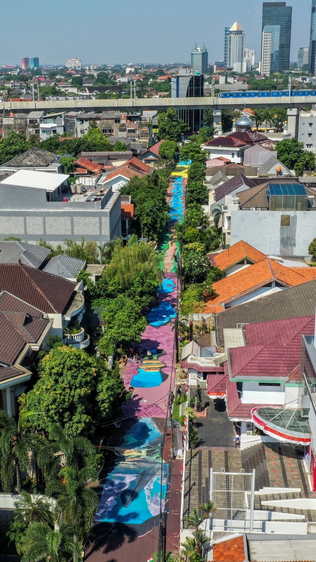 Foto udara jalan yang telah dilukis mural di Jalan Keuangan, Cilandak, Jakarta, Selasa (25/8). Foto: Galih Pradipta/ANTARA FOTO