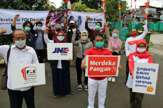Gerakan Aksi 1000 Bunda untuk Indonesia yang dilakukan oleh Foodbank of Indonesia (FOI) bekerja sama dengan JNE. Foto: Istimewa.