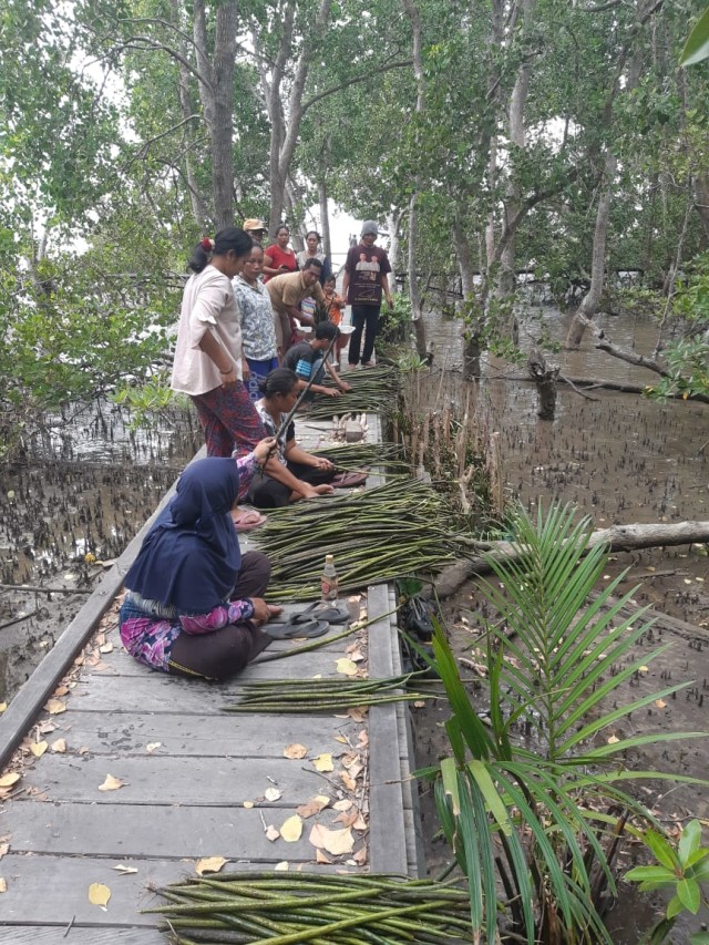 Gerakan padat karya percepatan bibit mangrove bersama masyarakat di Desa Sungai Bakau, Kecamatan Kumai. (Foto: BP DAS)