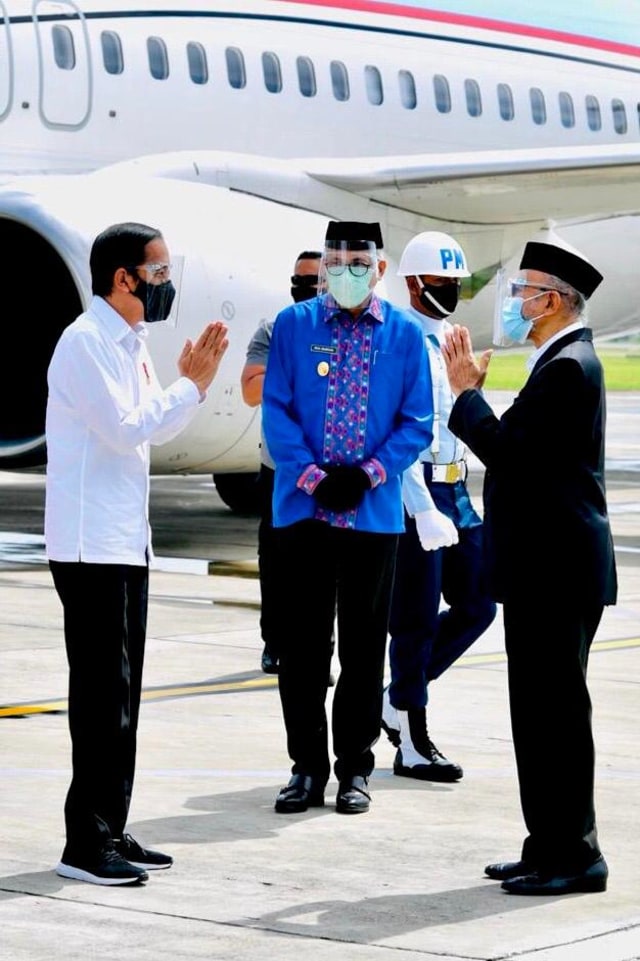 Plt Gubernur Aceh Nova Iriansyah dan Wali Nanggroe Tgk Malik Mahmud Al Haythar saat menyambut kedatangan Presiden Joko Widodo ke Aceh, Selasa (25/8). Foto: Laily Rachev/Biro Pers Sekretariat Presiden