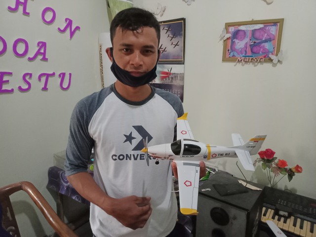 Melihat Miniatur Pesawat Terbang dari Bahan Limbah Kayu Bekas di Boyolali (10718)