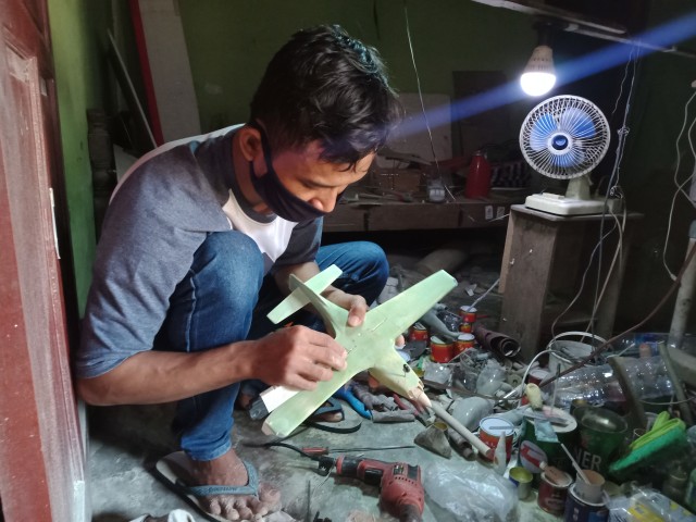 Melihat Miniatur Pesawat Terbang dari Bahan Limbah Kayu Bekas di Boyolali (10719)