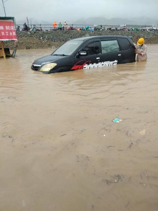 Terjadi banjir yang cukup besar di area PT IWIP. Genangannya bisa mencapai pinggang orang dewasa. Foto: Istimewa