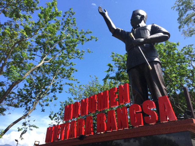 Patung Presiden pertama RI, Ir Soekarno. Tirai monumen yang berlokasi di Taman Gor Palu itu dibuka langsung oleh Wali Kota Palu, Hidayat, pada Rabu (26/8). Foto: Kristina Natalia/PaluPoso