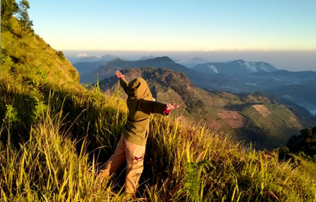 Asyiknya berada di ujung Gunung Pakuwaja (Foto: A. April)