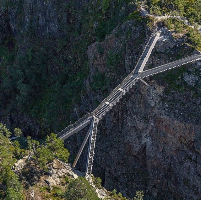 Jembatan di atas Air terjun Norwegia  Foto: Instagram: visitnorway 