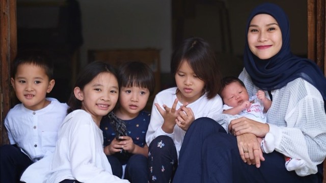 Zaskia Adya Mecca dan anak-anaknya. Foto: Instagram/@zaskiadyamecca