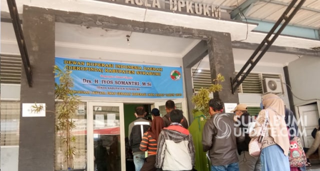 Masyarakat mengantri mendaftarkan usahanya untuk program bantuan UMKM ke DPKUKM Kabupaten Sukabumi, Selasa (25/8/2020). | Sumber Foto:Andri Somantri