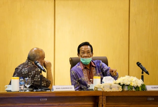 Gubernur DIY Sri Sultan HB X dan Wagub DIY Sri Paduka Paku Alam X saat memimpin rapat percepatan COVID-19 dan dihadiri oleh seluruh Kepala OPD di lingkup Pemda DIY pada Senin (20/4).
