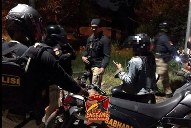 Polisi melakukan patroli di kawasan Ambalat Pontianak. Kawasan itu kerap dijadikan tempat mangkal oleh wanita malam. foto: Dok Polresta Pontianak