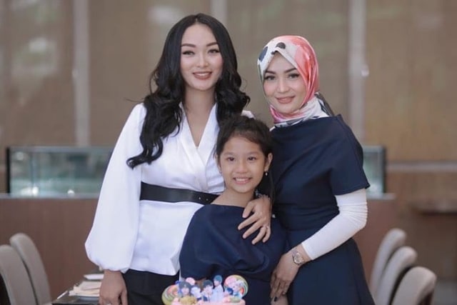 Momen Zaskia Gotik Bertemu Mantan Istri Suaminya, Netizen: Lihat Begini Adem (137339)