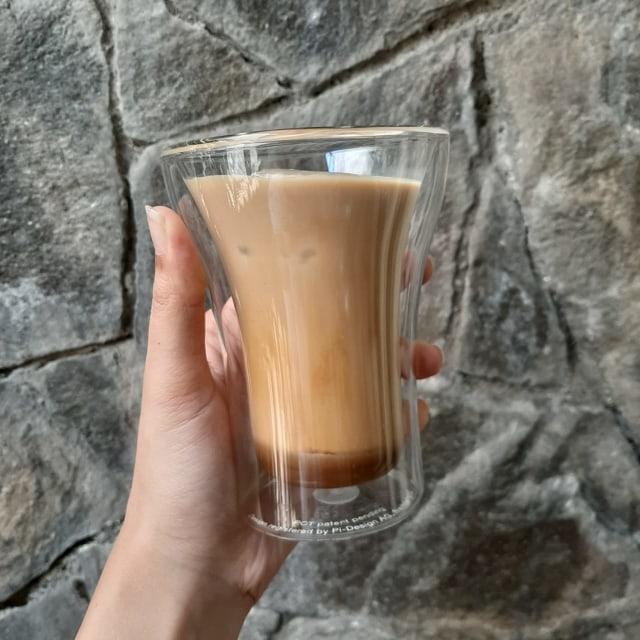Meracik iced kampoeng latte ala KISAKU. Foto: Azalia Amadea