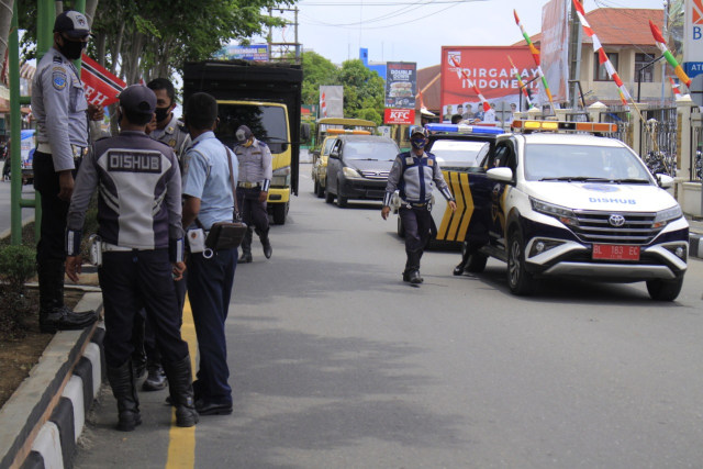 Petugas gabungan menertibkan parkir liar, pedagang kaki lima dan tukang becak yang memangkal di depan RSUD Cut Nyak Dhien Meulaboh, Aceh Barat. Foto: Dok. acehkini