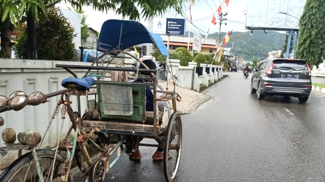 Moda transportasi becak yang sebelumnya berjaya di tahun 90-an dan menjadi transportasi andalan di kala itu,. Foto: Sabran/PaluPoso