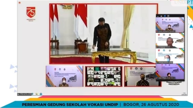 Presiden Joko Widodo menandatangani prasasti peresmian Gedung Sekolah Vokasi Universitas Diponegoro (Undip), di Istana Bogor secara virtual. Foto: Astra International