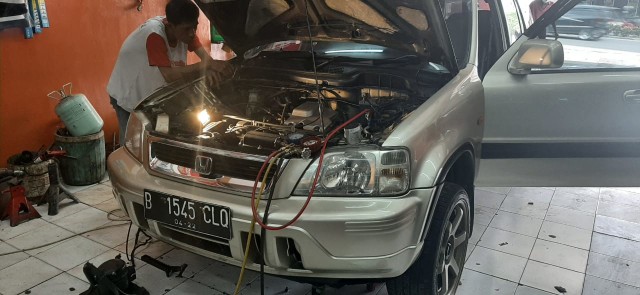 Pemeriksaan tekanan freon pada AC mobil. Foto: Bangkit Jaya Putra/kumparan