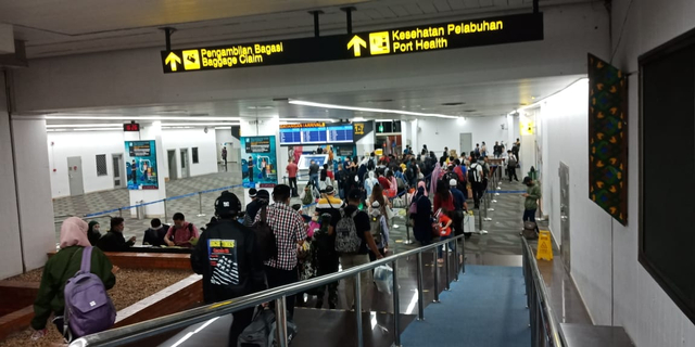 Suasana bandara Soekarno-Hatta saat penumpang berkerumun untuk mengisi formulir electronic-Helat Alert Card (e-HAC) Foto: Istimewa