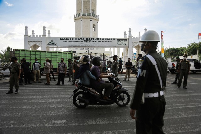 Tim Gabungan dalam razia masker di jalan depan Masjid Raya Baiturrahman Banda Aceh, Kamis (28/5/2020) sore. Foto: Abdul Hadi/acehkini