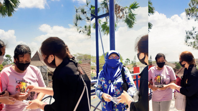 Sosialisasi Adaptasi Kebiasaan Baru (AKB) kepada para pengunjung di Flyover Pasar Singosari dengan membagikan masker dan hand sanitizer secara gratis