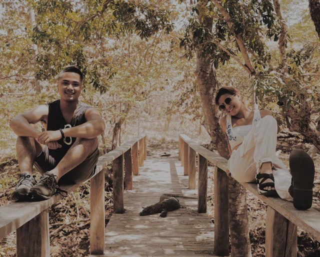 Awkarin dan sang kekasih, Sabian Tama berpose dengan latar belakang Komodo di Pulau Rinca, Labuan Bajo. Foto: Instagram Sabian Tama