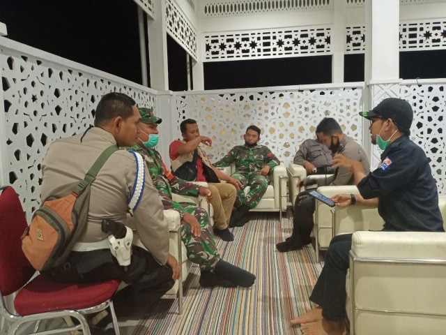 Tim Gugus Tugas COVID-19 Kabupaten Kayong Utara melakukan rapid test terhadap penghuni kafe di kawasan Pantai Pulau Datok Sukadana. Foto: Dok Prokopim