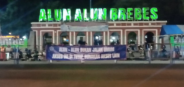 Jalan masuk ke alun-alun Brebes ditutup, Rabu (26/8/2020). (Foto: Istimewa)