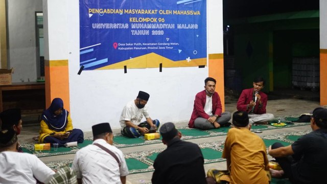 Salman Al-Farisi (Koordinator Kegiatan), sedang menjelaskan tujuan dan manfaat program pelatihan E-Marketing pada momen acara pembukaan