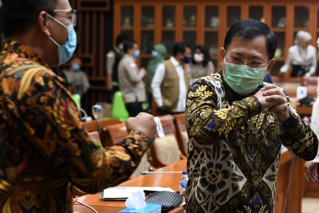 Menteri Kesehatan Terawan Agus Putranto (kanan) berbincang dengan anggota Komisi IX DPR sebelum mengikuti Rapat Dengar Pandapat di Kompleks Parlemen Senayan, Jakarta, Kamis (27/8). Foto: Puspa Perwitasari/Antara Foto