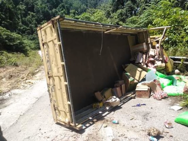 Tampak mobil truk yang terbalik. Foto: Istimewa