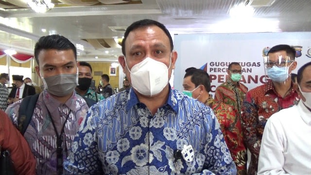 Ketua Komisi Pemberantasan Korupsi (KPK) Firli Bahur saat berada di Rumah Dinas Gubernur Sumut.
  Foto: Rahmat Utomo/kumparan