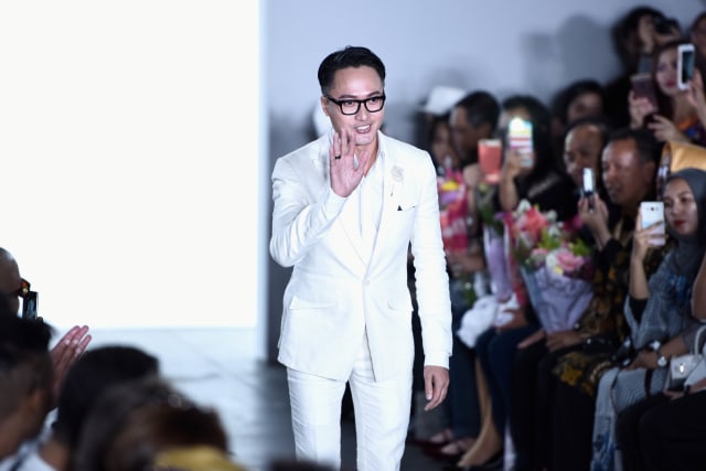 Desainer Barli Asmara berjalan saat peragaan busana Indonesian Diversity di Pekan Mode New York di The Gallery di The Dream Downtown Hotel pada 7 September 2017. Foto: Brian Ach / Getty Images 