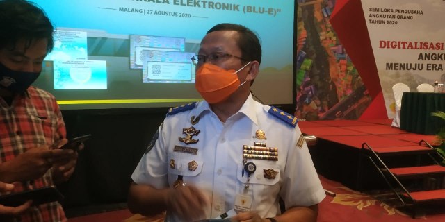 Direktur Jenderal Perhubungan Darat Kemenhub RI, Budi Setiadi, saat rilis ungkap kasus pemalsuan kartu BLUE (pengganti KIR) di Malang, pada Kamis (27/8/2020).