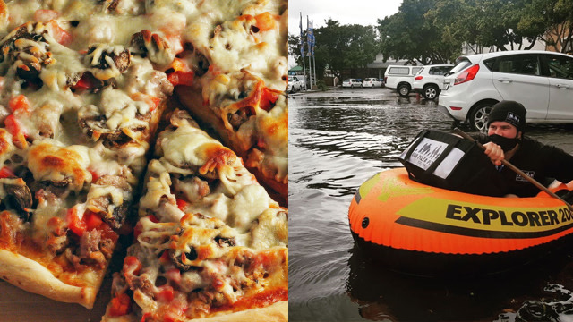 Antar pizza ke rumah pelanggan menerjang banjir menggunakan perahu karet. (Foto: Instagram @our_pizza_place)