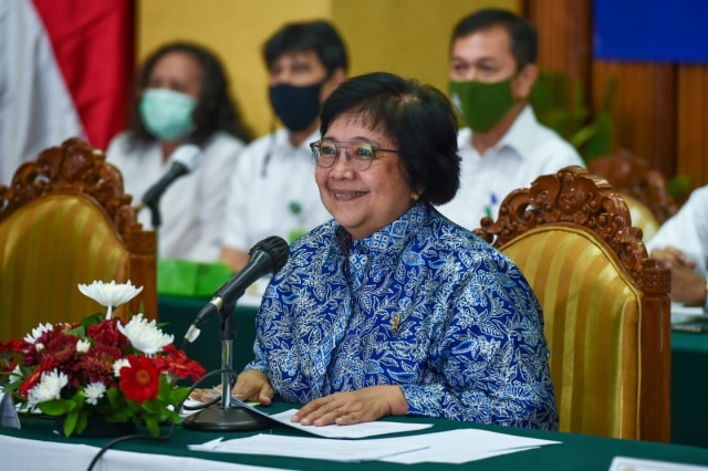 Menteri LHK Siti Nurbaya dalam video conference soal penerimaan pendanaan USD 103,8 juta karena Indonesia sukses menekan deforestasi. Foto:  Dok. KLHK