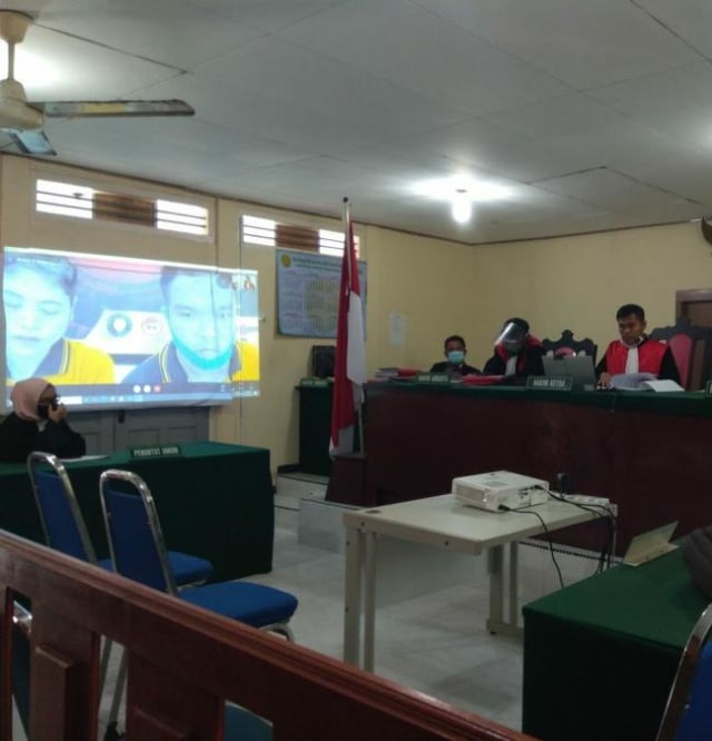 Sidang virtual yang digelar PN Tanjungpinang terhadap dua terdakwa kasus narkoba, yakni pasutri di Tanjungpinang, Kamis (27/8/2020). (Foto: Afriadi/Batamnews)