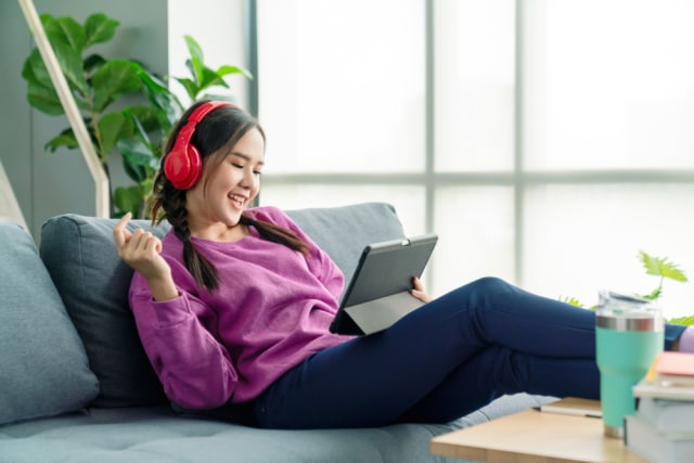 Meminimalisir stres dengan mencari hiburan di rumah. Foto: Shutterstock