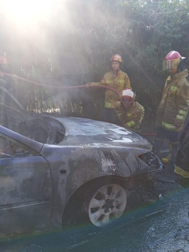 Mobil pribadi terbakar di Jalur Puncak, Bogor Jumat 28 Agustus 2020. Foto: Dok. Istimewa