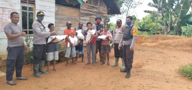 Penerimaan beras dari Kapolri yang disalurkan dari rumah ke rumah, guna menghindari kerumunan. (Dok Polda Papua)