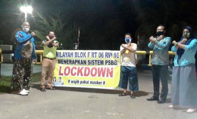 Warga bersama perangkat perumahan Bukit Kemuning blok F memberlakukan lockdwon lokal seiring dengan meningkatnya kasus Corona di Batam. (Foto: ist)
