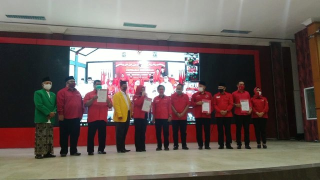 Bacakada Kendal, Klaten, Wonogiri dan Kota Magelang saat menerima rekom dari DPP PDIP di Panti Marhaen DPD PDIP Jateng. Foto: Afiati Tsalitsati/kumparan