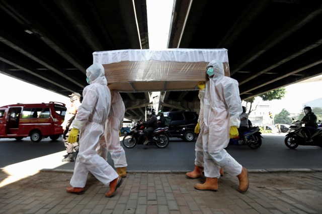 Petugas membawa peti jenazah di kawasan Fatmawati untuk memperingatkan masyarakat tentang bahaya virus corona. Foto: Willy Kurniawan/Reuters